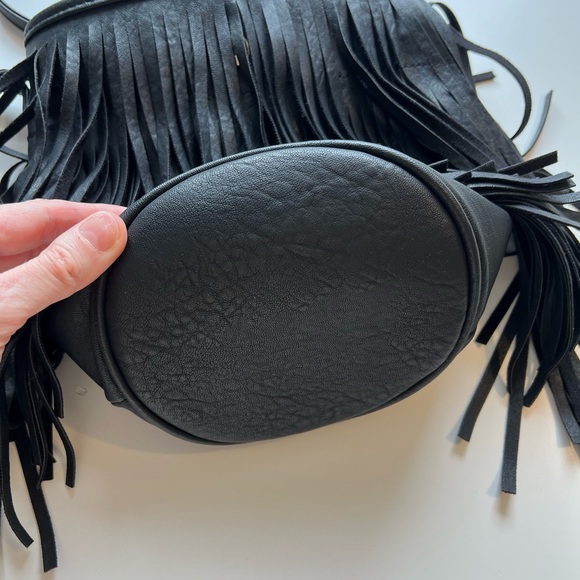 [SOLD] Fringe bucket bag - Picture 4 of 4